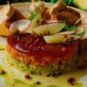 Тартар из форели с малиновым желе и томатной бриошью