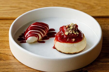 Сырник с банановым кремом и клубничным компоте