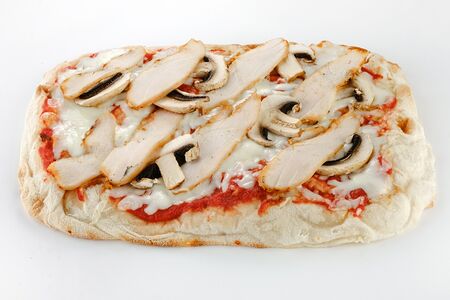 Римская пицца с курицей и грибами