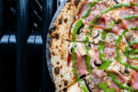 Пицца мортаделла с грибами и соусом сибулет