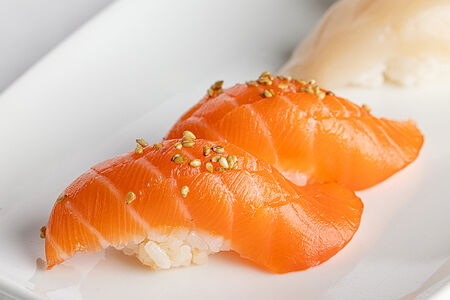 Суши с лососем