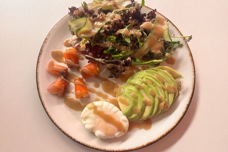 Салат с форелью и яйцом пашот