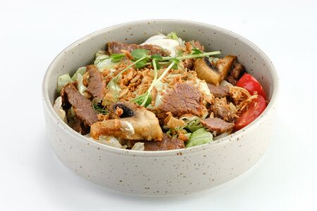 Салат с рваной говядиной и соусом «зеленый майонез»