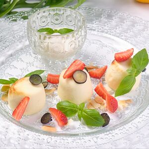Безлактозные сырники с миндалем, ягодами и кокосовым кремом 