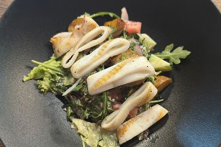 Из кальмара с овощами и соусом песто