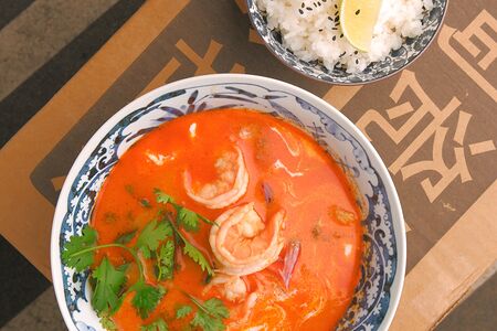 Том ям с креветками и курицей 