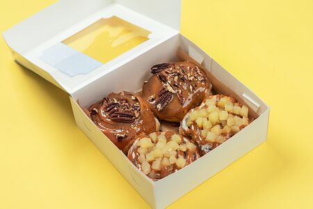 Набор 4 больших ( 2 с яблоком и карамелью, 2 с пеканом и карамелью)