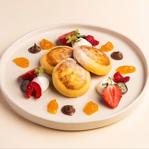 Сырники с абрикосовым джемом и мацуном