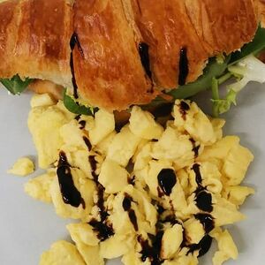 Круассан с яйцом и паштетом