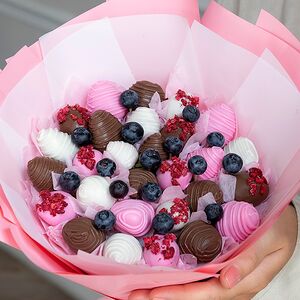 Элегантный букетик из клубники в шоколаде