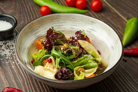 Салат с печеной тыквой и жареным сыром