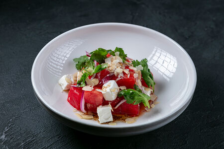 Салат из арбуза, соленого сыра, кинзы и бальзамической заправкой