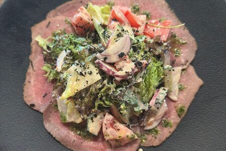 Из ростбифа с овощами и соусом айоли