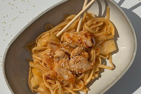 Удон с Курицей и Ананасами в соусе сладкий Чили