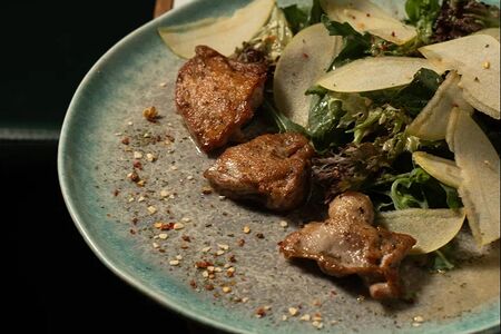 Теплый салат с перепелкой и яблоками