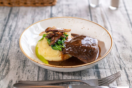 Говяжий бок с картофельным пюре