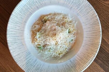 Орзо с креветками, брокколи и трюфельным соусом