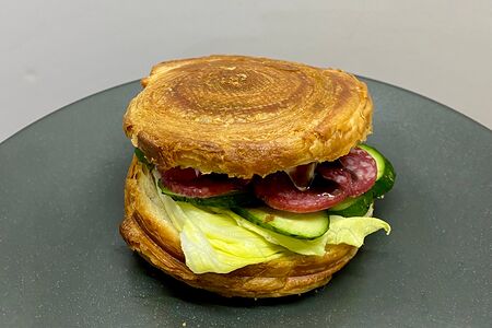 Хрустящий круассан-ролл с салями и сыром Чеддер 