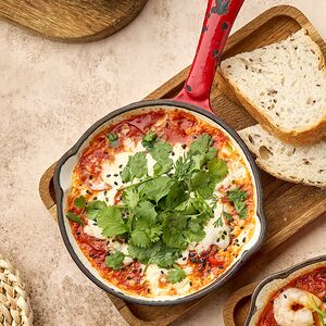 Шакшука из двух яиц с чоризо и моцареллой