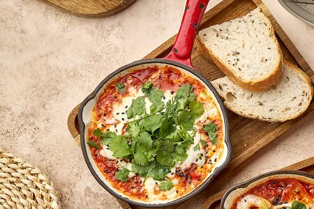 Шакшука из двух яиц с чоризо и моцареллой