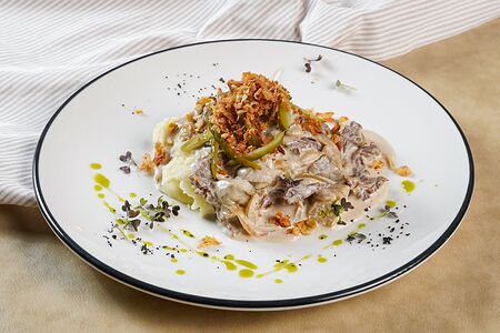 Бефстроганов из телятины, белых грибов и картофельным пюре