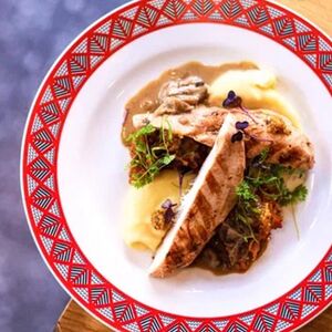 Куриная грудка гриль с картофельным пюре и капустой с копчёностями