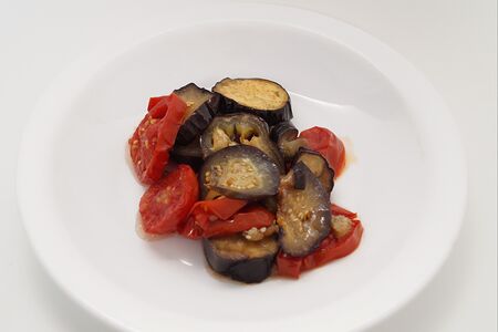 Баклажаны с томатами запеченные 