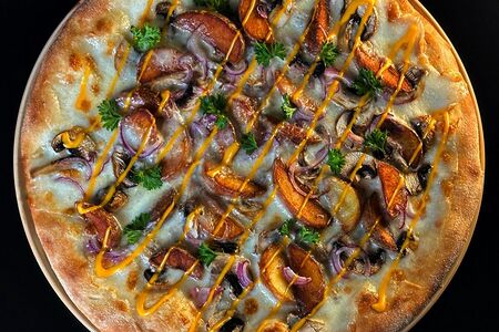 Пицца с грибами и картофельными дольками под соусом чеддер