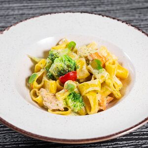 Паккери с лососем, брокколи и сливочным соусом с песто