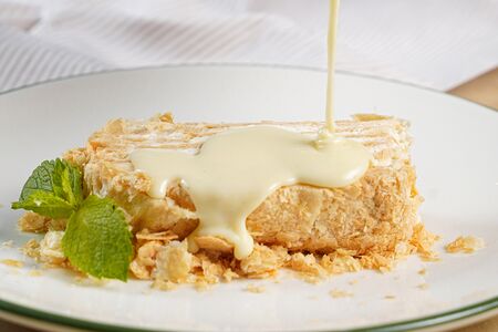 Торт Наполеон с соусом из белого шоколада