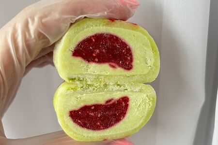 Японский десерт моти "Малина-фисташка"