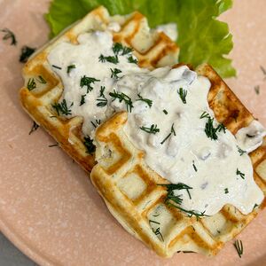 Картофельные вафли с грибами в сырном соусе без глютена