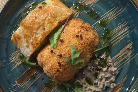 Котлета де-воляй с картофельным штруделем и грибным соусом