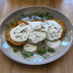 Драники с курицей в сливочном соусе