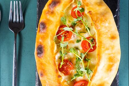 Пиццапури с томатами и копченой курицей