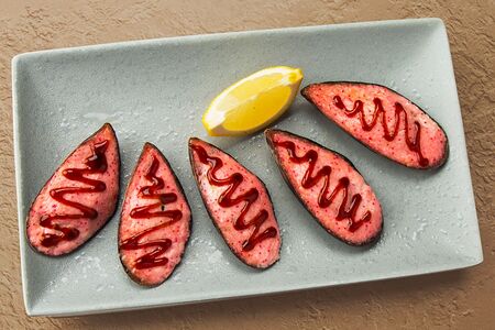 Мидии, запечённые под сырным соусом 