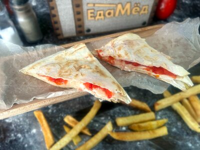 Пита с творожным сыром и томатом