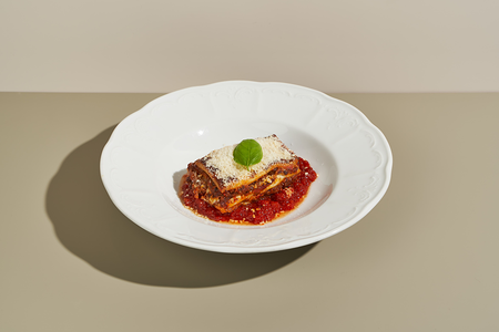 Мясная лазанья с соусом наполи