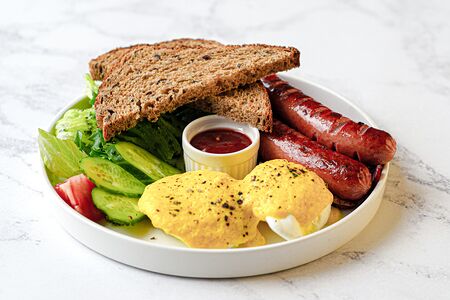 Большой завтрак с колбасками