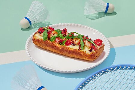 Брускетта с креветкой и рукколой