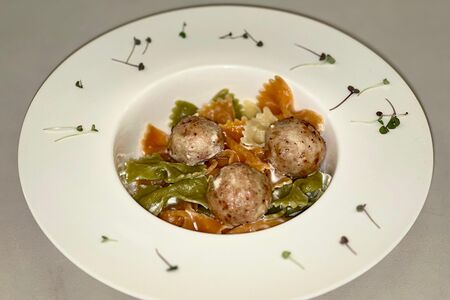 Фарфалле с фрикадельками