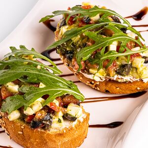 Брускетта с томатами и моцареллой 