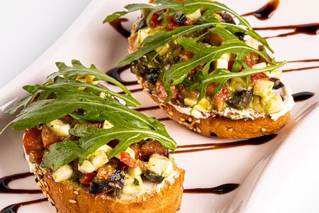 Брускетта с томатами и моцареллой 