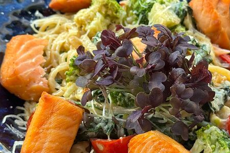 Паста с лососем и овощами