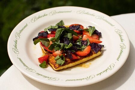 Сыр халуми жареный на гриле с клубникой