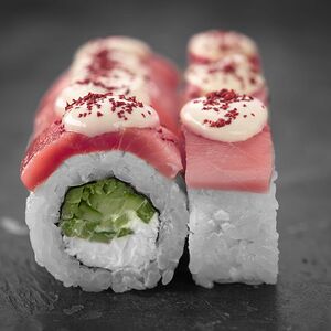 Ролл с тунцом и соусом айоли