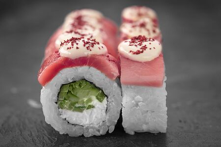 Ролл с тунцом и соусом айоли