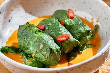 Голубцы с лососем и треской в соусе том-ям