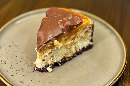 Чизкейк Сникерс