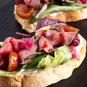 Брускетта с Ростбифом 2 шт.